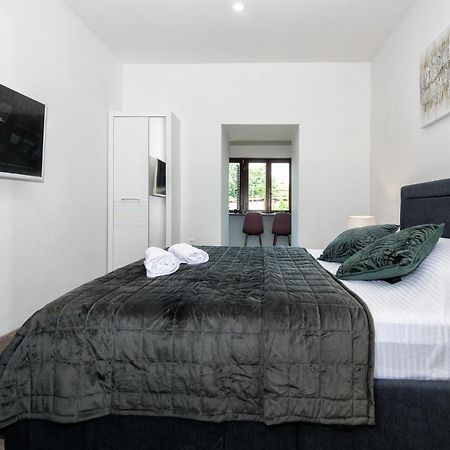 Arena Delight Studio Apartments Pula Exterior photo
