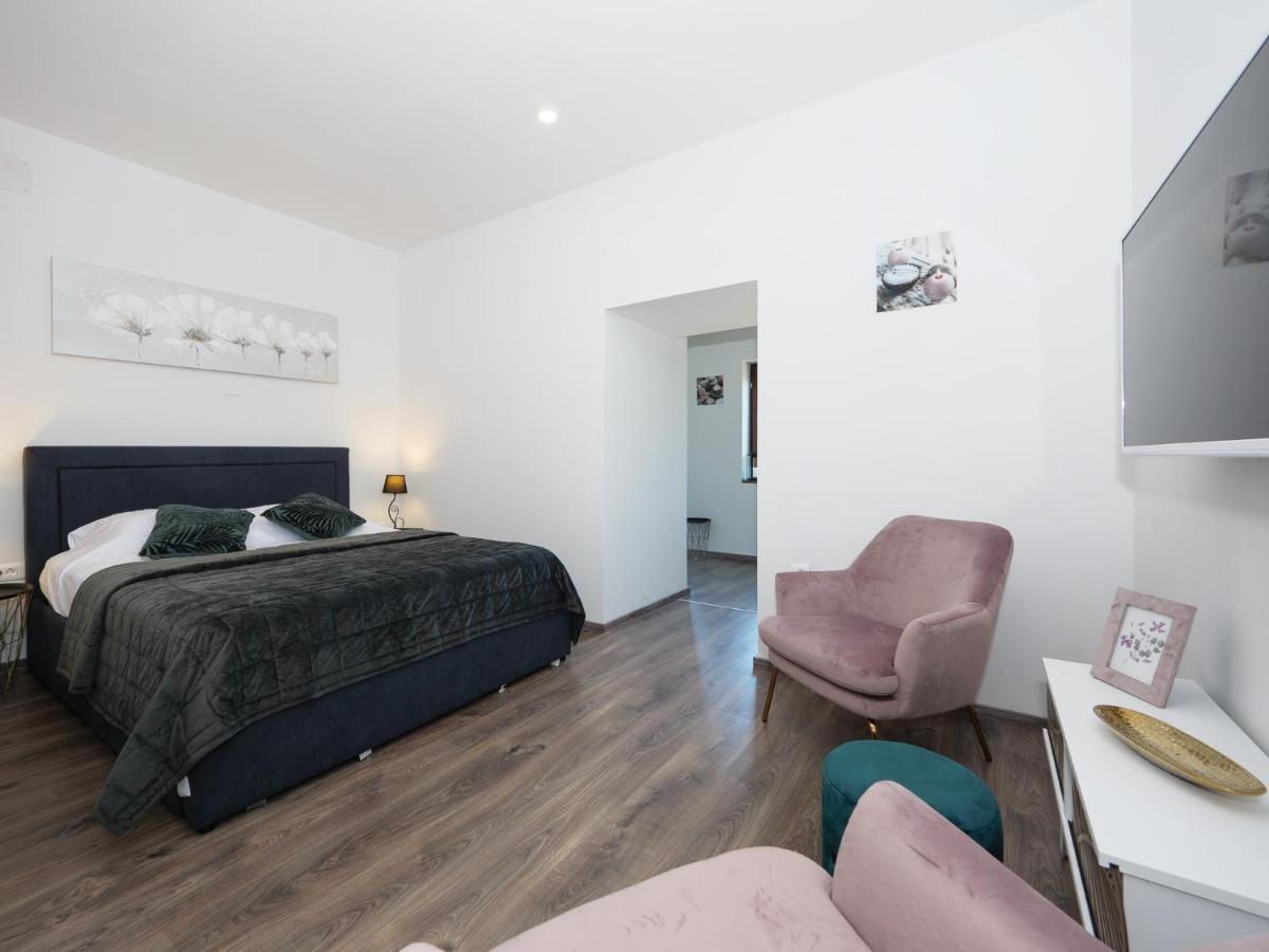 Arena Delight Studio Apartments Pula Exterior photo
