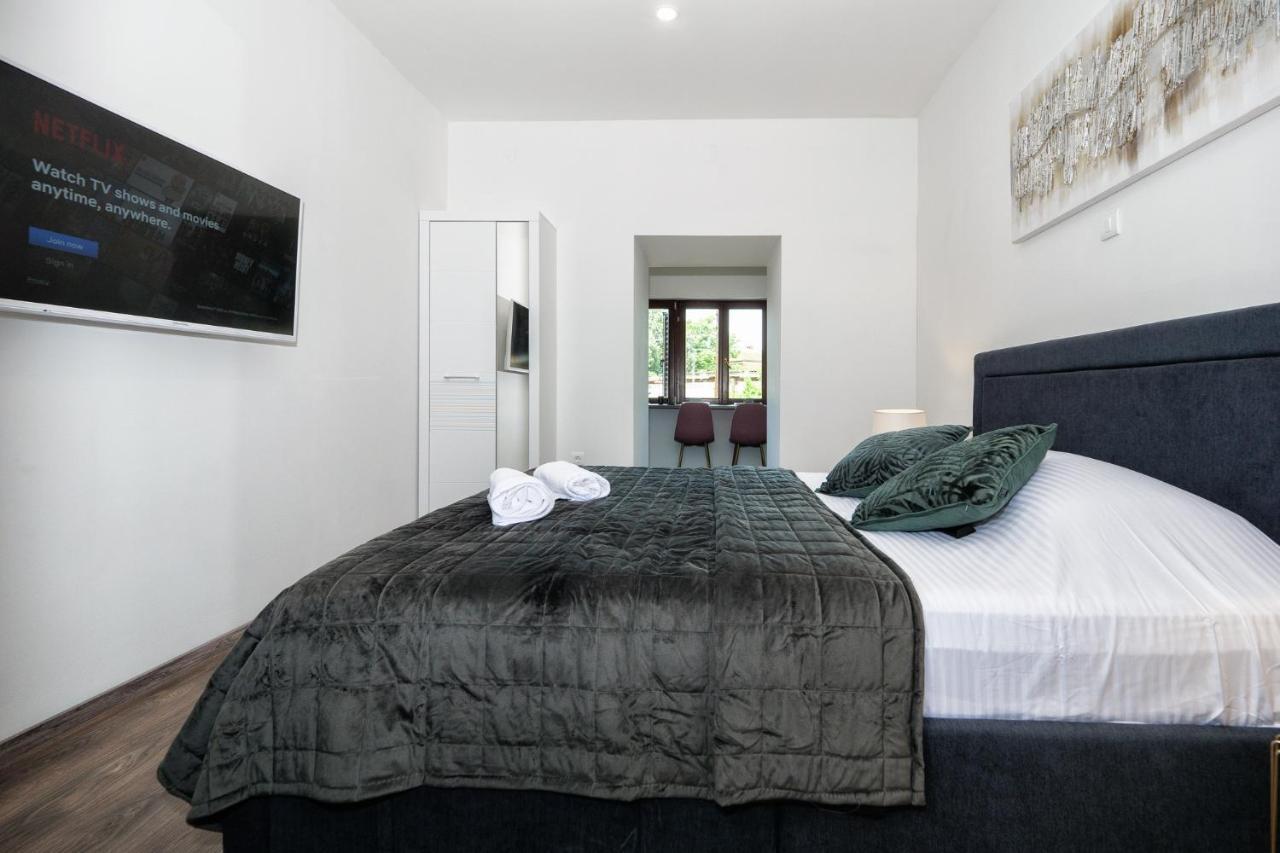 Arena Delight Studio Apartments Pula Exterior photo