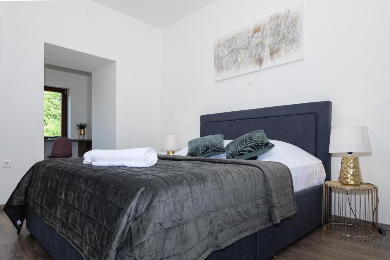 Arena Delight Studio Apartments Pula Exterior photo